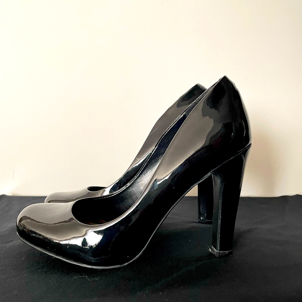 Round toe PATENT LEATHER 4in heels!